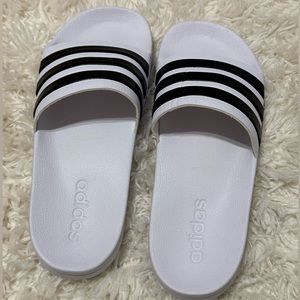 Adidas slides ~ size 7 🖤🤍